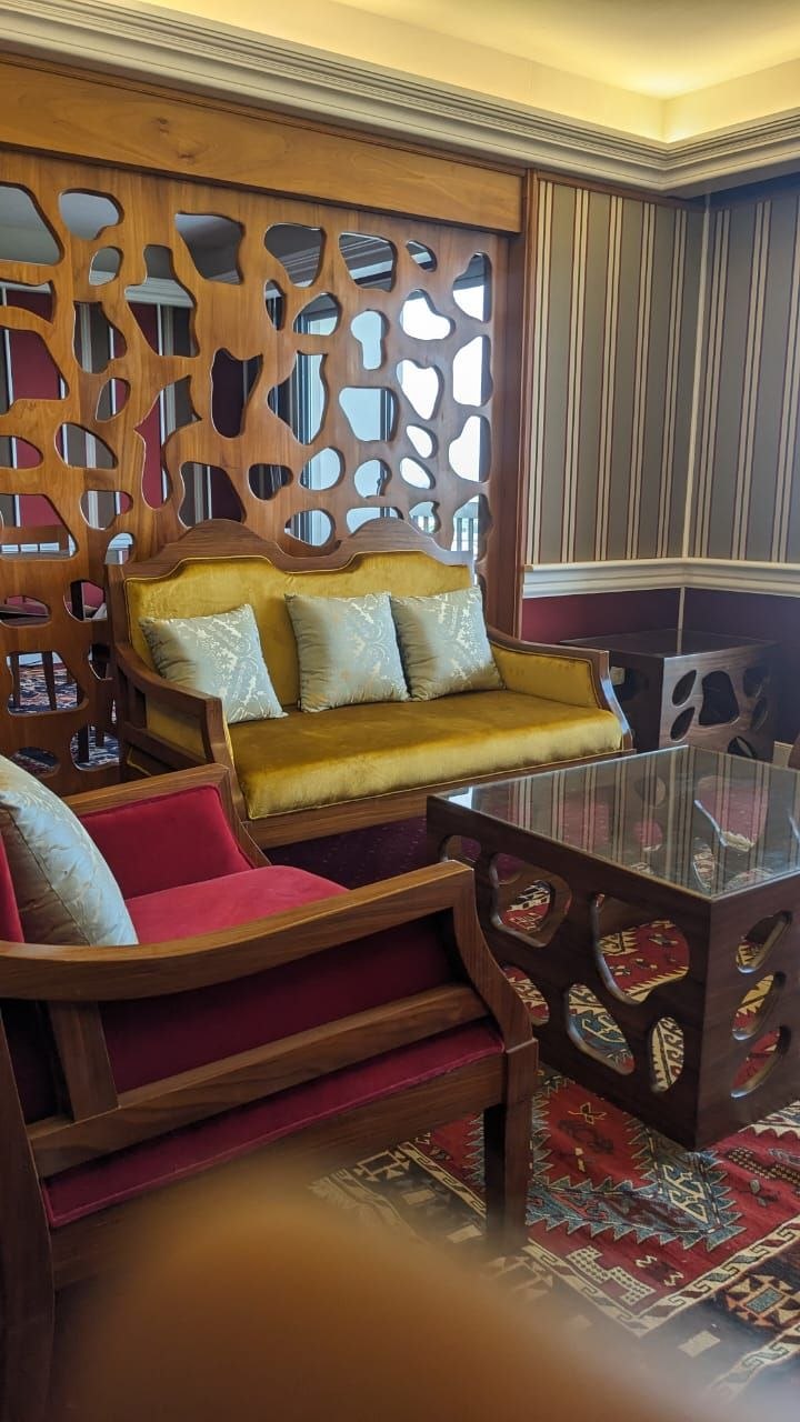 Salon d'hôtel aménagé par KDR : claustra ajouré, banquette velours et table basse
